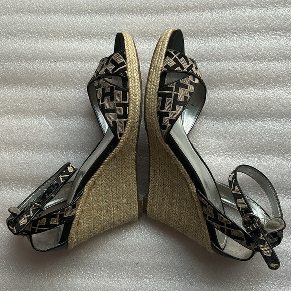 Tommy Hilfiger Monogrammed Black and Beige Espadrilles Sandal Wedges size 7.5 - Picture 3 of 9